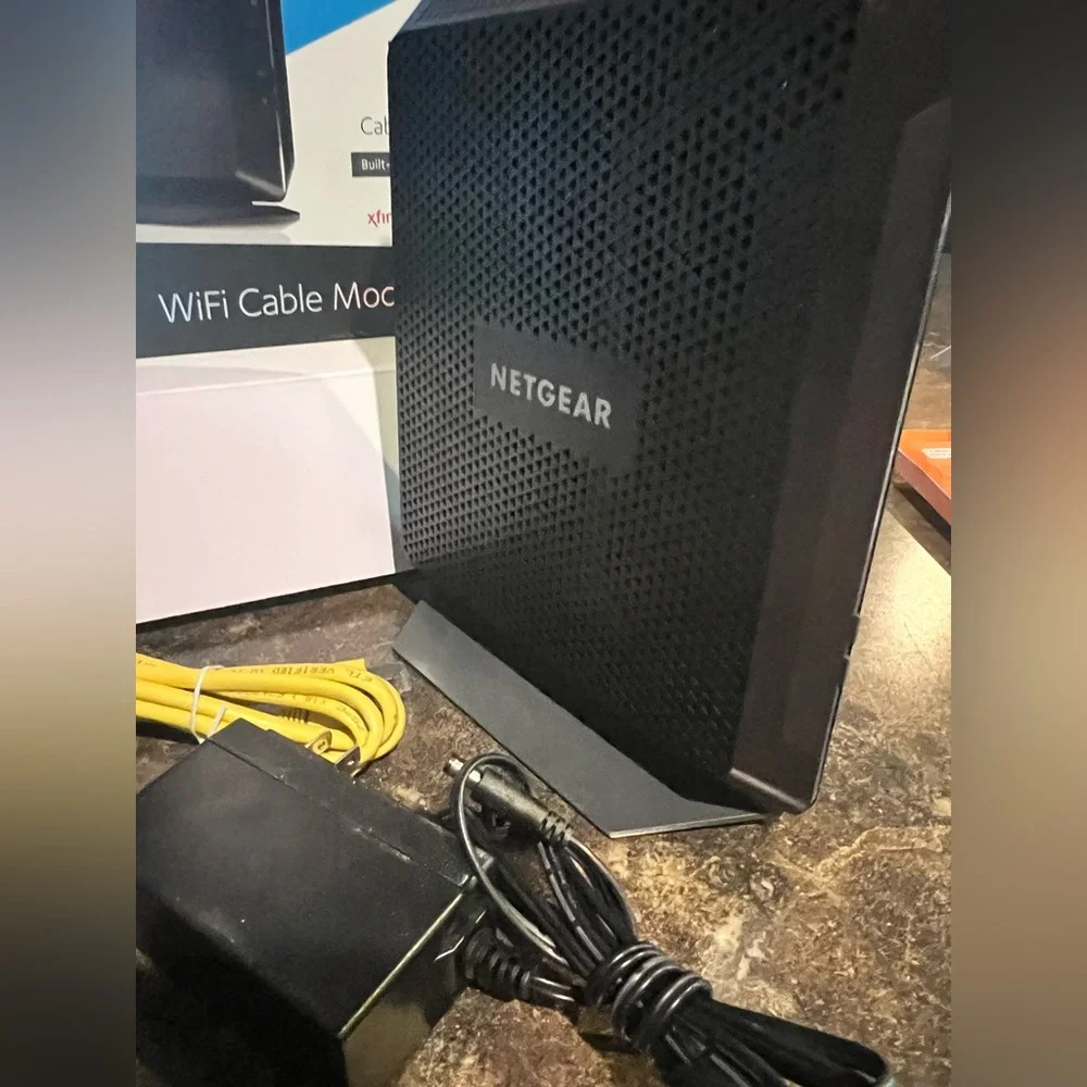 NetGear NightHawk AC1900 WiFi Cable Modem Router - Picture 4 of 12